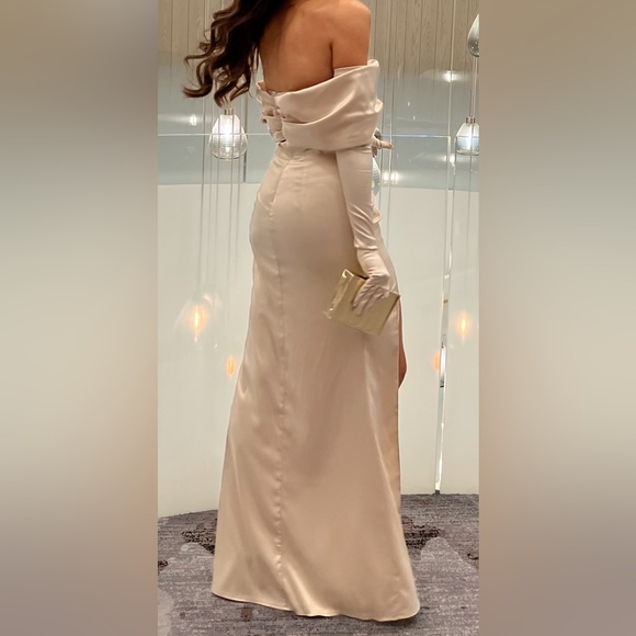 Moda Glam Ivory Gown And Gloves - Picture 7 of 7